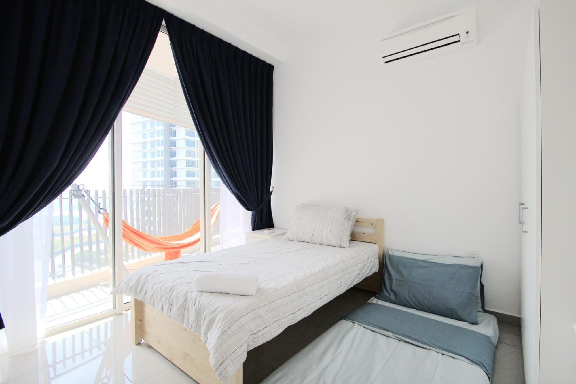 Апартаменти Cozy, High-Floor 2Br Apt Near Legoland Нусаяя Екстер'єр фото